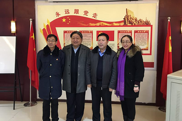 董事長(zhǎng)吳晉龍、集團(tuán)黨組副書記王麗萍與參加此次黨建活動(dòng)的領(lǐng)導(dǎo)合影